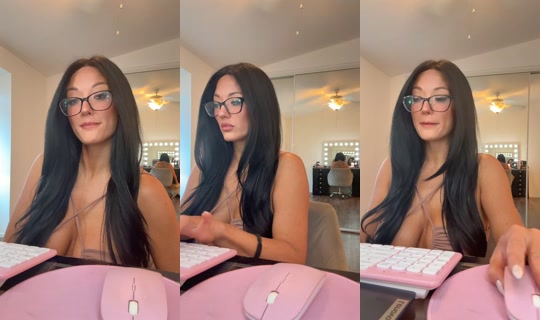 molly_munekita TikTok Live — Aug 5, 2026, 6:47 PM